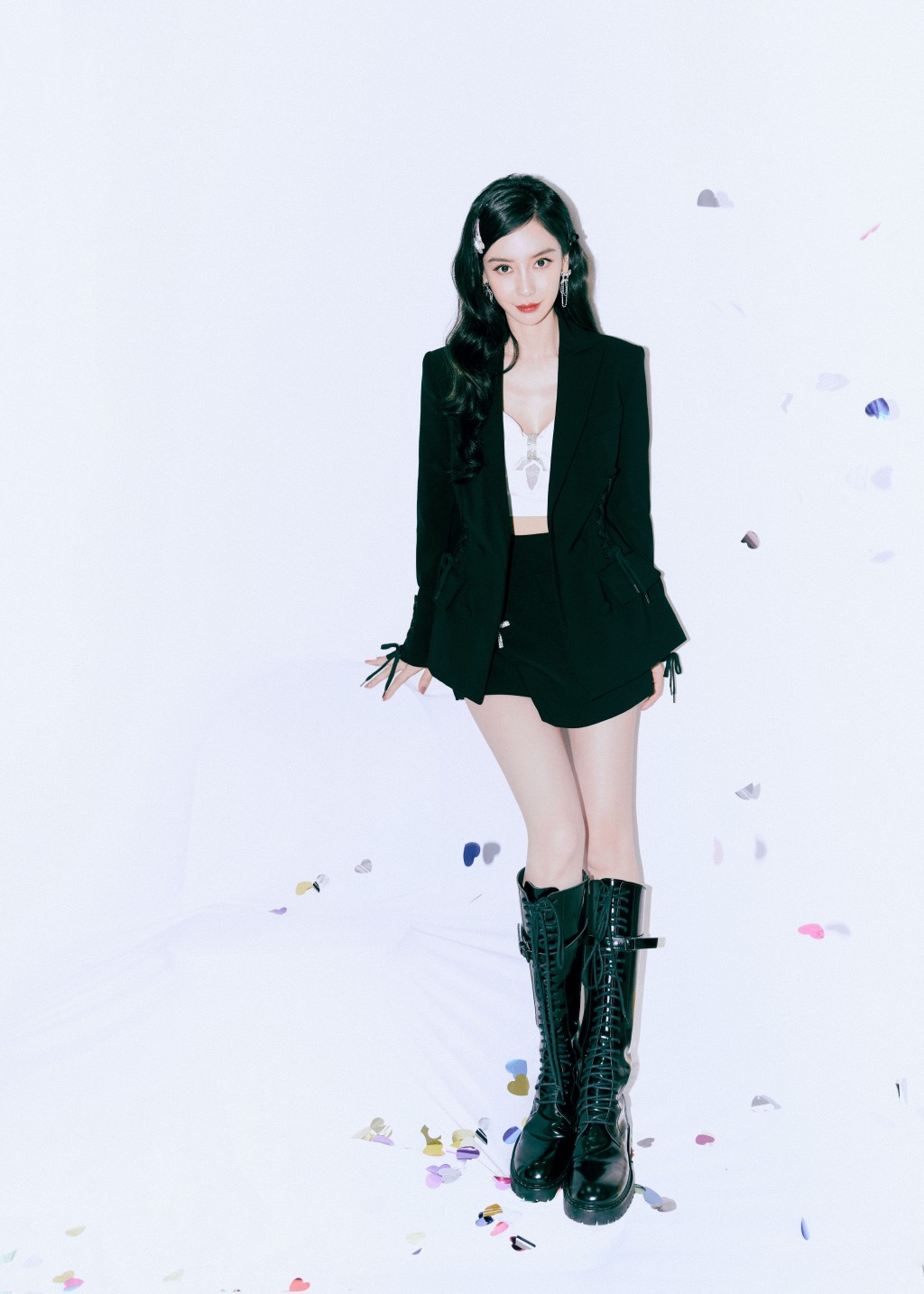 輕輕露腰又露腿。